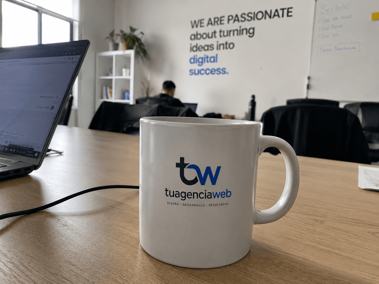 Taza de Tuagenciaweb sobre el escritorio